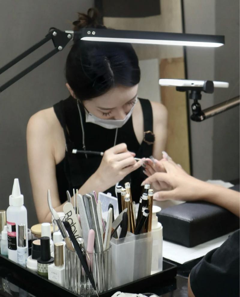 免费的美甲服务,一个月做到45万,这个点子你该借鉴一下
